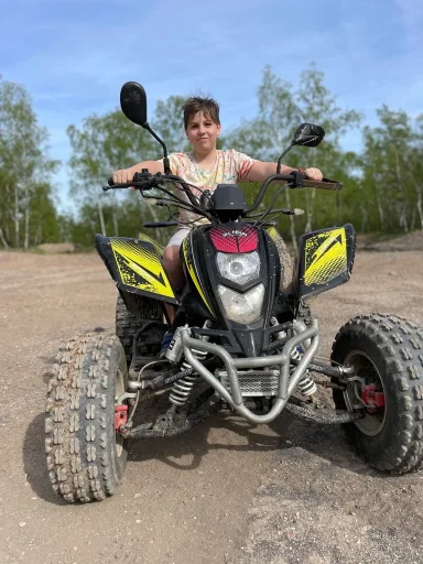 Tomík na čtyřkolce